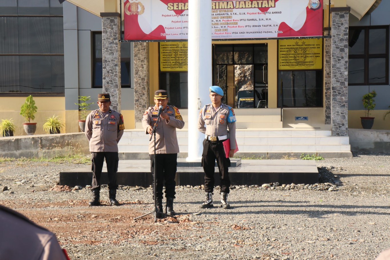 BRIMOB -- Polres Soppeng menerima penugasan 32 personel BKO Yon C Pelopor/ Brimob Bone dalam rangka memperkuat pengamanan selama pelaksanaan Pemilihan Kepala Daerah (Pilkada) 2024 di halaman Mapolres Soppeng, Kamis (26/9). 
