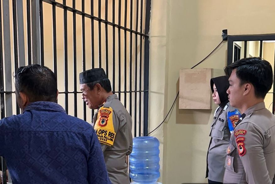 CEK TAHANAN -- Waka Polres Soppeng Kompol H Muhiddin Yunus melakukan pengecekan langsung kondisi Ruang Tahanan (Rutan) Polres Soppeng, Rabu (18/9) untuk meningkatkan pengawasan pengamanan serta kewaspadaan pada ruang tahanan. 