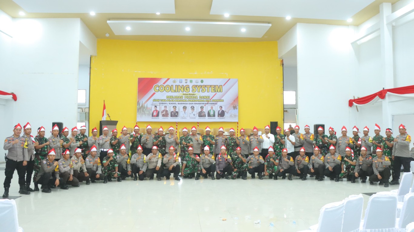 PILKADA DAMAI -- Kapolres Soppeng AKBP H Muhammad Yusuf Usman foto bareng usai mengikuti kegiatan Cooling System (Sistem Pendingin) dalam rangka Pilkada Damai oleh tiga pilar bersama forkopimda di Aula Gedung Serbaguna Lapatau, Rabu (4/9).
