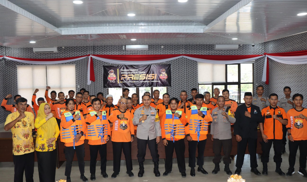 KUKUHKAN -- Kapolres Soppeng  AKBP H Muhammad Yusuf Usman mengukuhkan Tim Resque Senkom Mitra Polri Kabupaten Soppeng di Aula Tantya Sudhirajati, Kamis (5/9). 
