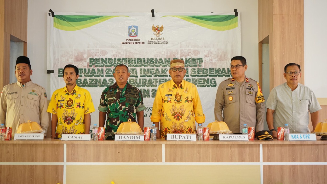 DISTRIBUSI -- Wakil Bupati Soppeng, H Luthfi Halide melakukan pendistribusian Zakat Infak dan Sedekah (ZIS) tahap II di Aula Kantor Kecamatan Marioriwawo, Kabupaten Soppeng. Kamis (12/9). 
