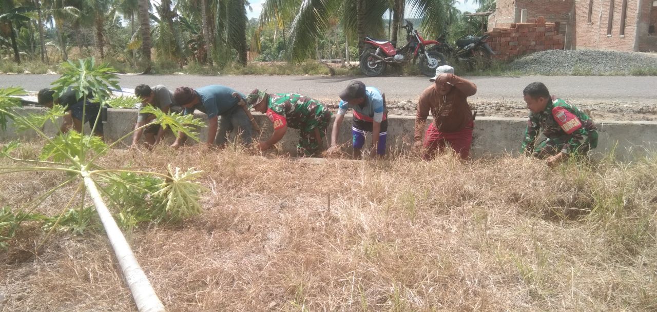 GOTONG ROYONG -- Personel Koramil 1423-03/Lilirilau bergotong royong dengan warga binaan di Lapangan Dusun Cempa Desa Paroto Kecamatan Lilirilau Kabupaten Soppeng, Senin (30/9). 
