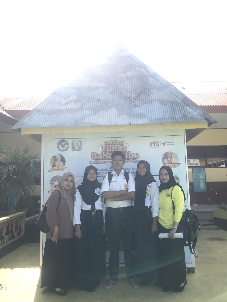 JUARA -- SMPN 4 Marioriawa kembali mencatatkan prestasi membanggakan dengan meraih dua gelar juara di Festival Tunas Bahasa Ibu (FBTI) yang digelar Dinas Pendidikan Kabupaten Soppeng, Sabtu (30-31/8). 