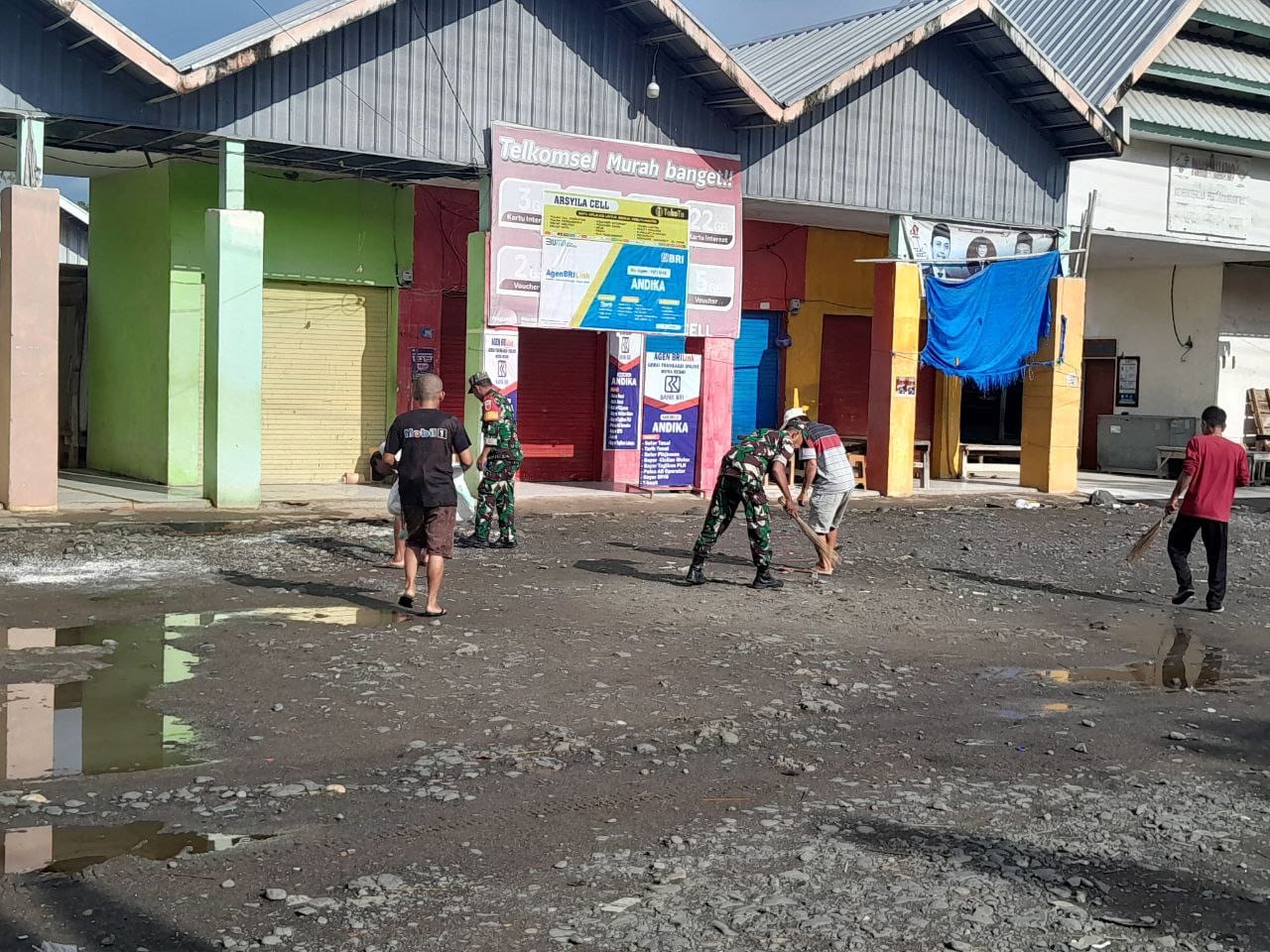 KARYA BAKTI -- Personel Koramil 03/Lilirilau jajaran Kodim 1423/Soppeng melaksanakan Karya Bakti pembersihan sampah di Pasar Tradisional Pallapaoe Desa Baringeng Kecamatan Lilirilau Kabupaten Soppeng, Rabu (25/9).  
