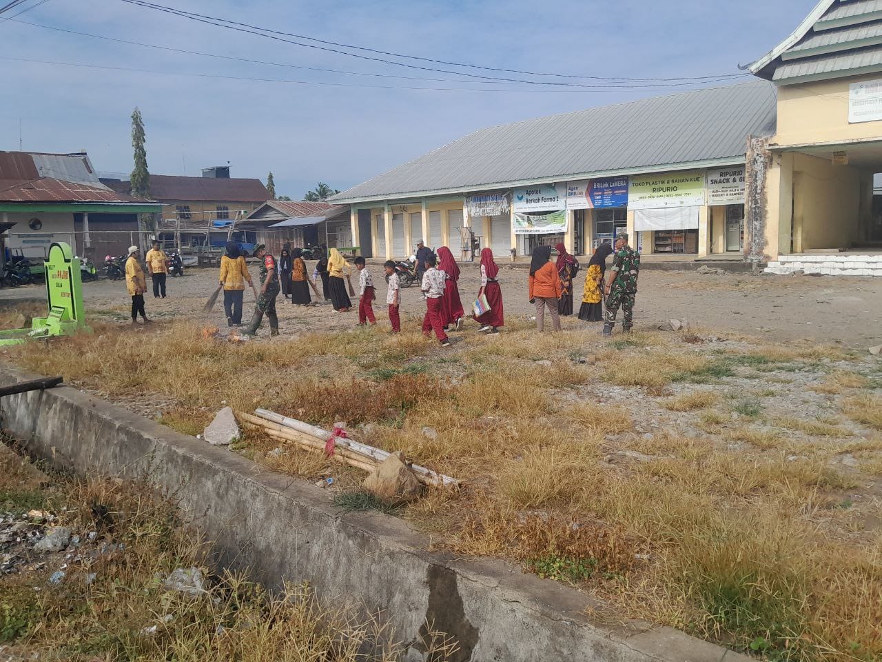 KARYA BAKTI -- Koramil 1423-02 Marioriawa kerjasama dengan Pemerintah Desa Panincong melaksanakan kegiatan karya bakti pembersihan selokan sekitaran Pasar Rakyat Desa Panincong Kecamatan Marioriawa Kabupaten Soppeng, Kamis (19/9)