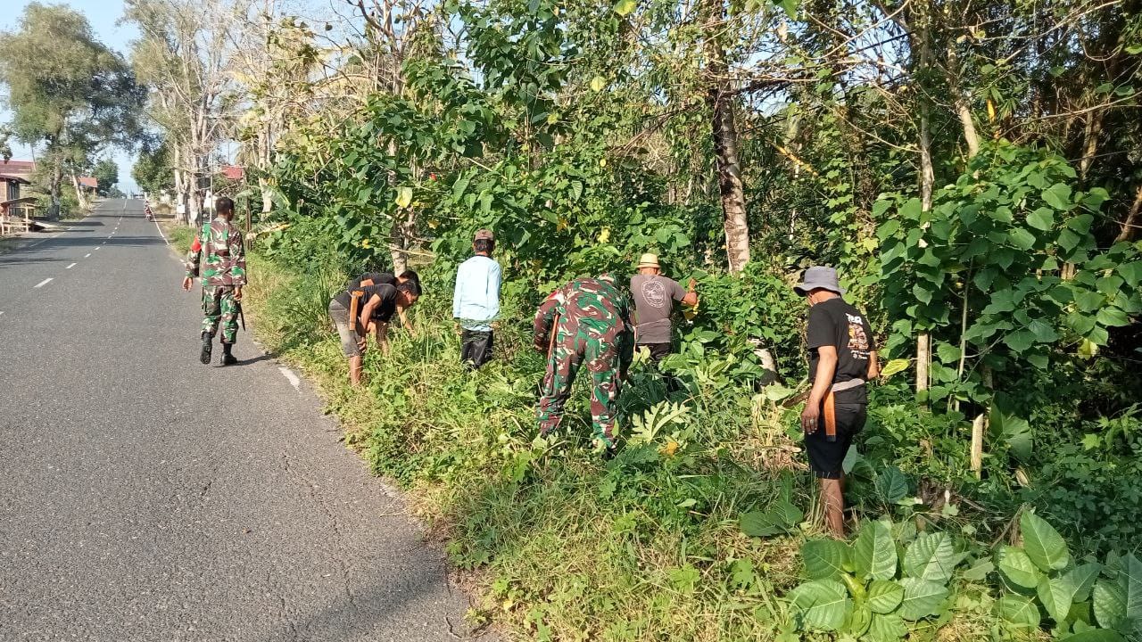 KARYA BAKTI -- Personel Koramil 1423-01/Lalabata Kodim 1423/Soppeng bersama masyarakat melaksanakan karya bakti pembersihan saluran air dan bahu kiri kanan jalan di Dusun Dareajue Desa Lalabatariaja Kecamatan Donri-donri Kabupaten Soppeng,  Senin (23/9).
