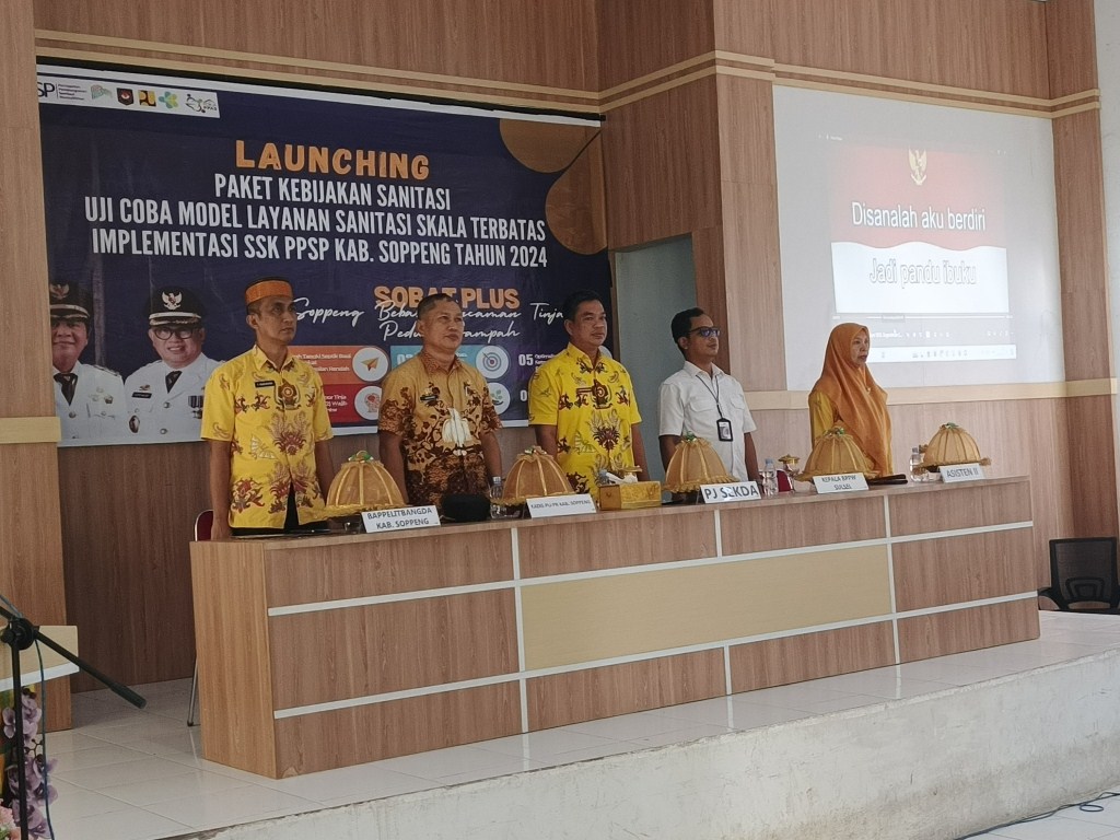 LUNCURKAN -- Pemkab Soppeng resmi meluncurkan uji coba layanan skala terbatas "Soppeng Bebas Ancaman Tinja dan Peduli Sampah (Sobat Plus)" di Kantor Kecamatan Marioriwawo, Kamis (19/9). 
