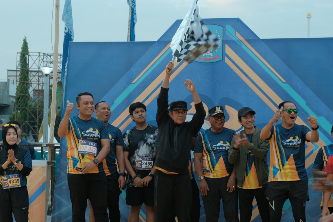 BUKA -- Bupati Soppeng, HA Kaswadi Razak secara resmi membuka acara Soppeng Berlari 2024 di Anjungan I Mangkawani, Minggu (22/9).
