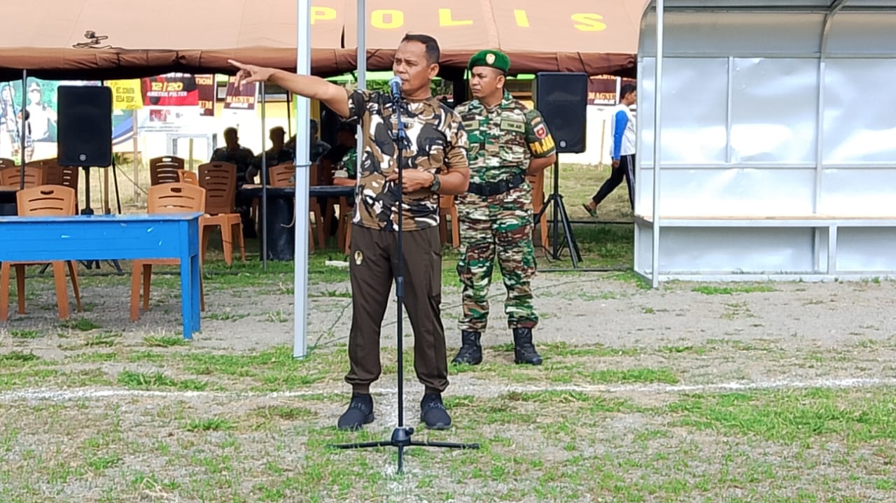 BUKA LOMBA -- Dandim Soppeng Letkol (Inf) Reinhard Haposan Manurung saatg pembukaan lomba Peraturan Baris Berbaris (PBB) Tingkat SLTP dan SLTA dalam rangka memperingati HUT ke-79 TNI Tahun 2024 di Lapangan Hj Andi Wana Kabupaten Soppeng.