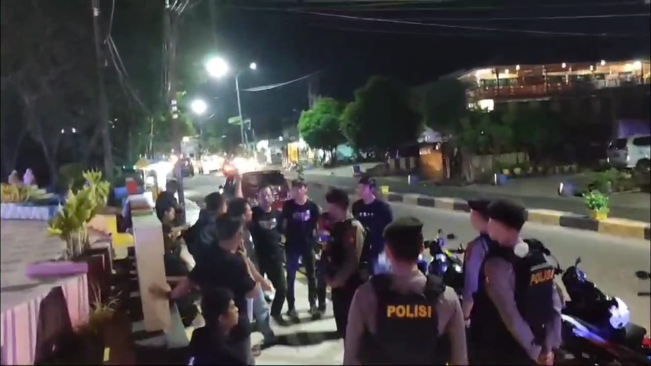 PATROLI -- Polres Soppeng aktif dan intens melakukan patroli dialogis di wilayah jukum Polres Soppeng khususnya di tempat keramaian atau tempat nongkrong anak muda maupun masyarakat menjelang pelaksanaan Pilkada serentak pada November mendatang.
