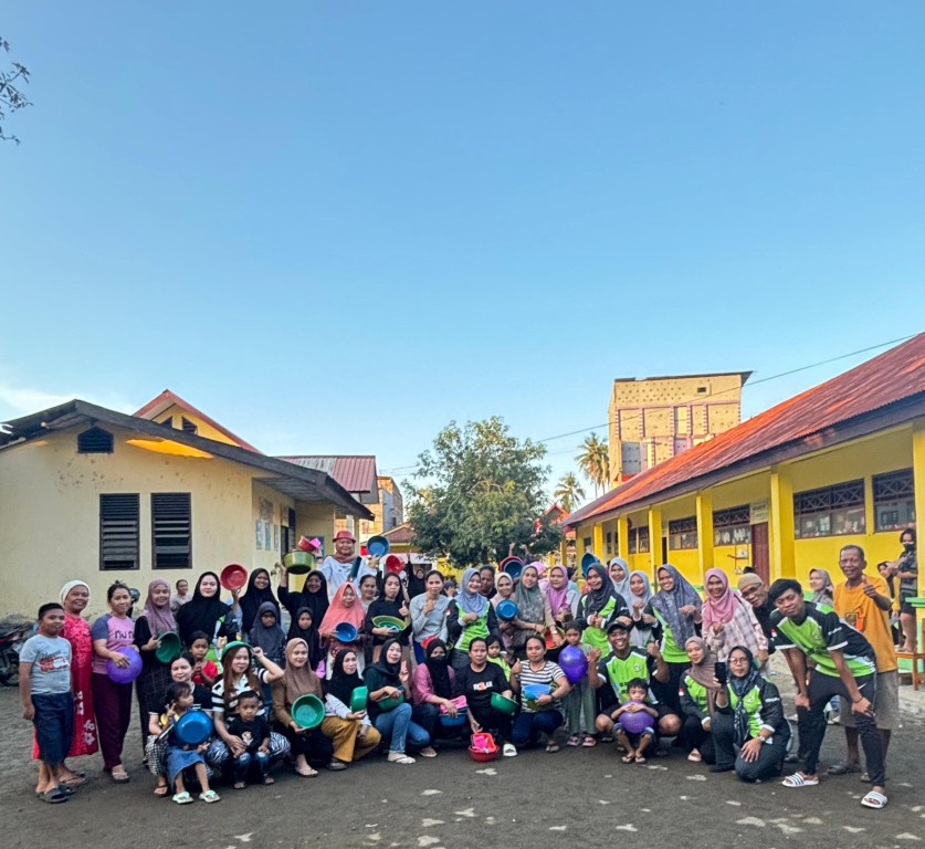 OUTBOND -- Plh Kepala Sekolah SDN 57 Kaca Hikmanuddin memfasilitasi kegiatan yang bisa merekatkan hubungan emosional antara murid, guru, dan orang tua murid itu sendiri melalui kegiatan outbond, Senin (2/9). 
