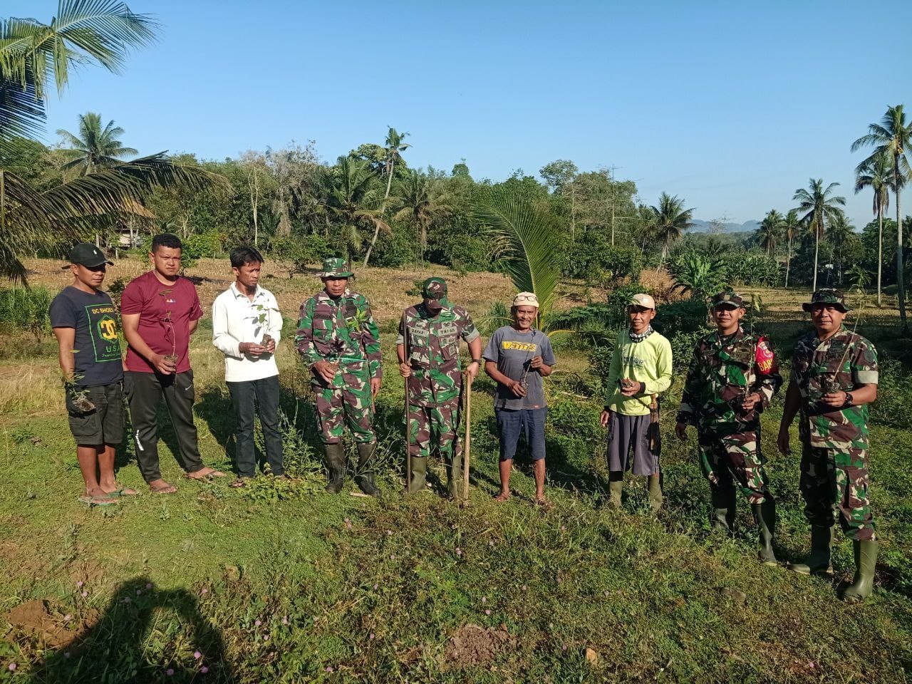 PENGHIJAUAN -- Babinsa Koramil 05/Marioriwawo jajaran Kodim 1423/Soppeng dipimpin Ws Danramil Serma Laenre bersama tokoh masyarakat dan warga setempat melaksanakan penghijauan penanaman pohon Bitti sebanyak 50 pohon di Kelurahan Labessi, Kecamatan Marioriwawo, Kabupaten Soppeng, Jumat (27/9).
