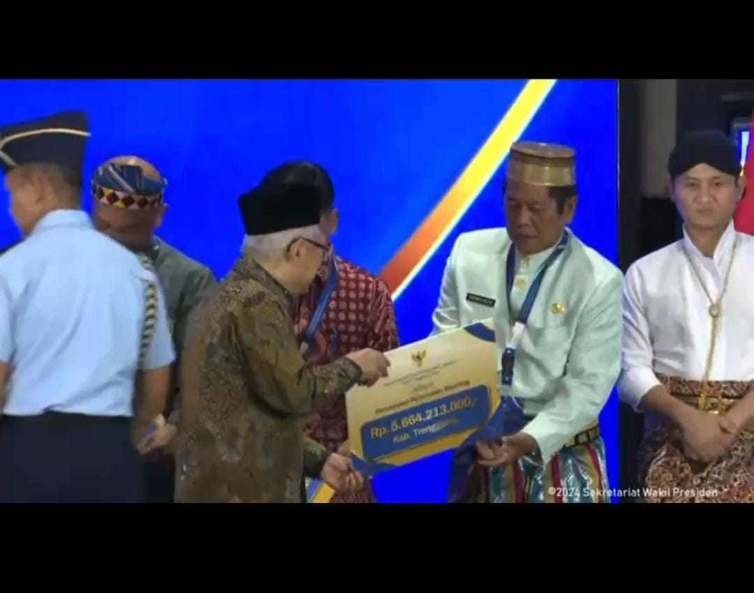 PENGHARGAAN -- Bupati Soppeng, HA Kaswadi Razak menerima penghrgaan dari Wapres KH Ma'ruf Amin berupa penghargaan Insentif Fiskal kategori Kinerja Penurunan Stunting pada Rakornas Percepatan Penurunan Stunting Tahun 2024 di Hotel Grand Sahid Jaya Jakarta, Rabu (4/9).
