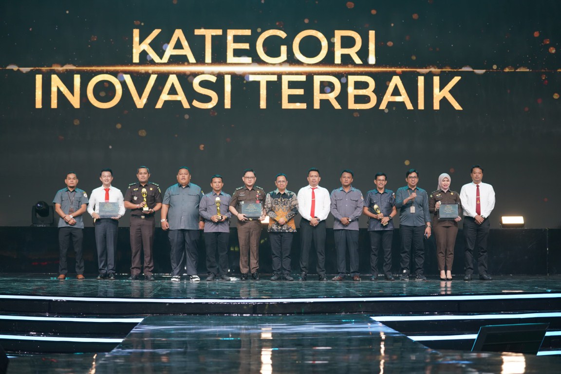 PENGHARGAAN -- Sentra Penegakan Hukum Terpadu (Gakkumdu) Kabupaten Soppeng menerima penghargaan dari Bawaslu RI di kegiatan Gakkumdu Award 2024 di Ancol Beach City Jakarta, Kamis (19/9). 
