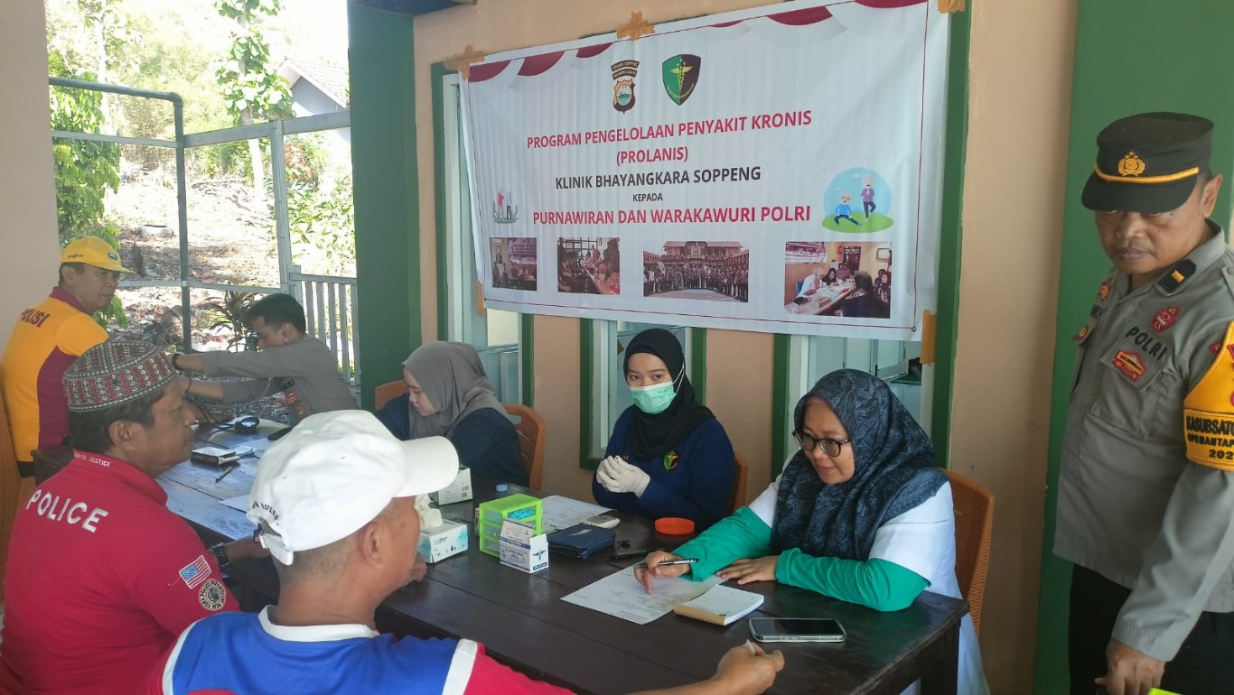 KESEHATAN GRATIS -- Sidokkes Polres Soppeng melaksanakan pemeriksaan kesehatan gratis dengan program Prolanis kepada purnawirawan Polri dan Dian Kemala di Gedung PP Polri dan Dian Kemala Kelurahan Botto Kecamatan Lalabata Kabupaten Soppeng, Jumat (13/9). 
