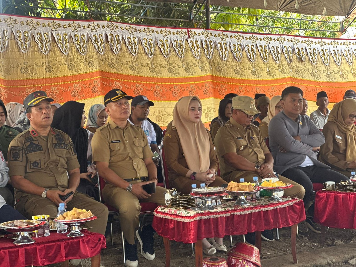 PESTA -- Wabup Soppeng Lutfi Halide saat menghadiri Pesta Mappadendang Masyarakat Dusun Bera Desa Laringgi sukses yang dibingkai dengan Acara Maccera Kampong, Senin (2/9).