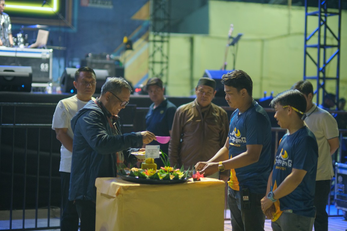 RAMAH TAMAH -- Wakil Bupati Soppeng H Lutfi Halide menghadiri acara santap malam dan ramah tamah dengan para peserta Soppeng Berlari di Lapangan Gasis Soppeng, Sabtu (21/9) malam.
