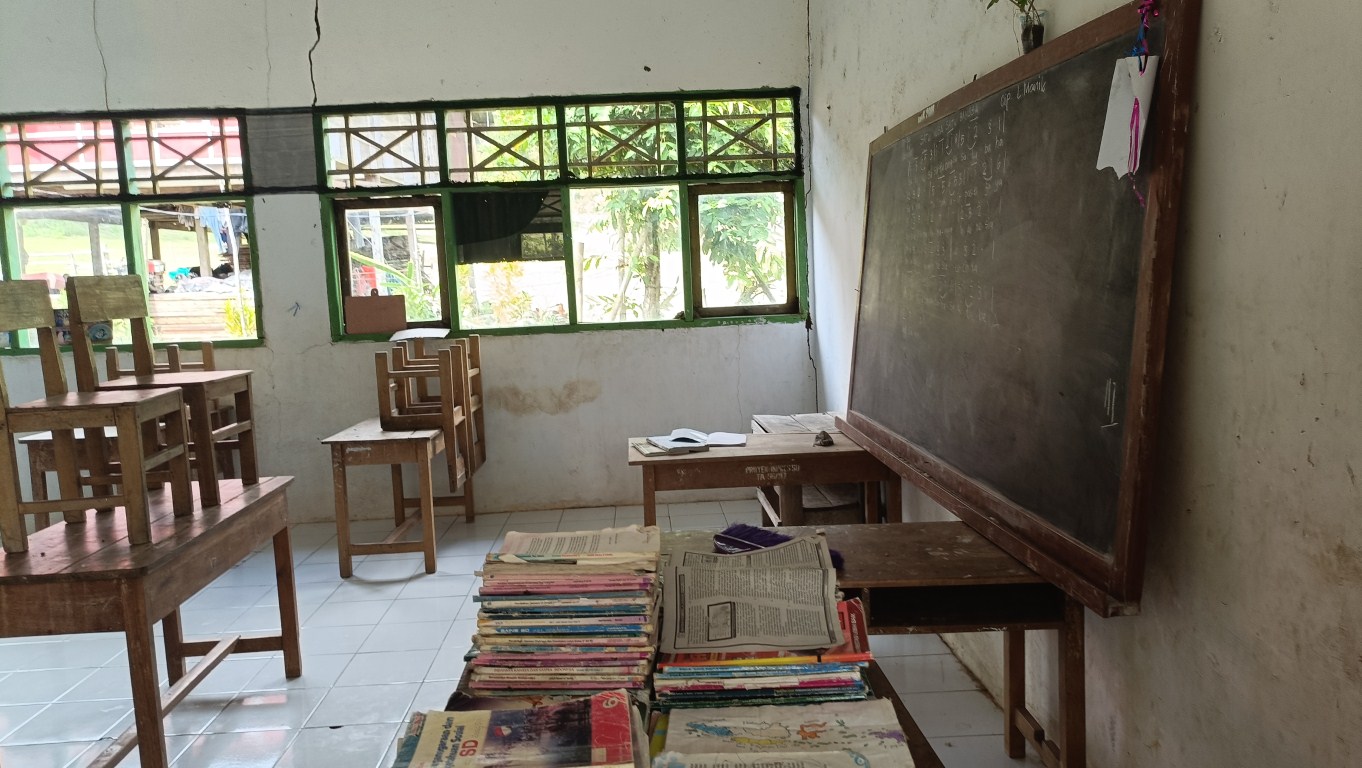 MEMPRIHATINKAN -- SDN Nomor 66 Mario (Kelas Jauh Gellenge) Desa Bulue Kecamatan Marioriawa kondisinya sangat memprihatinkan. Selain sarana prasarana yang sangat minim, plafon, sekolah juga tidak ada pagarnya.
