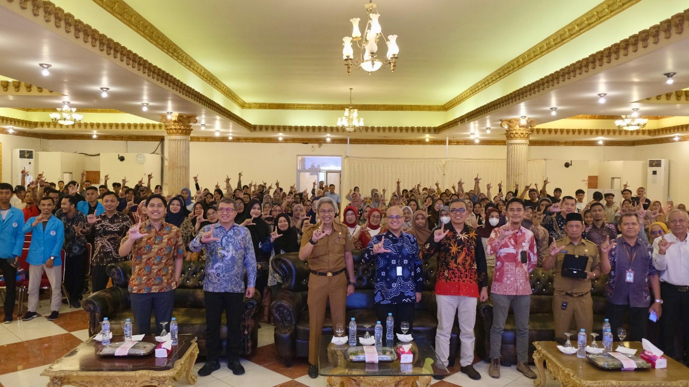 SOSIALISASI -- Kepala Kantor Perwakilan LPS III – Makassar, Fuad Zaen (tengah) saat menghadiri sosialisasi program penjaminan simpanan kepada masyarakat umum di Kabupaten Takalar.
