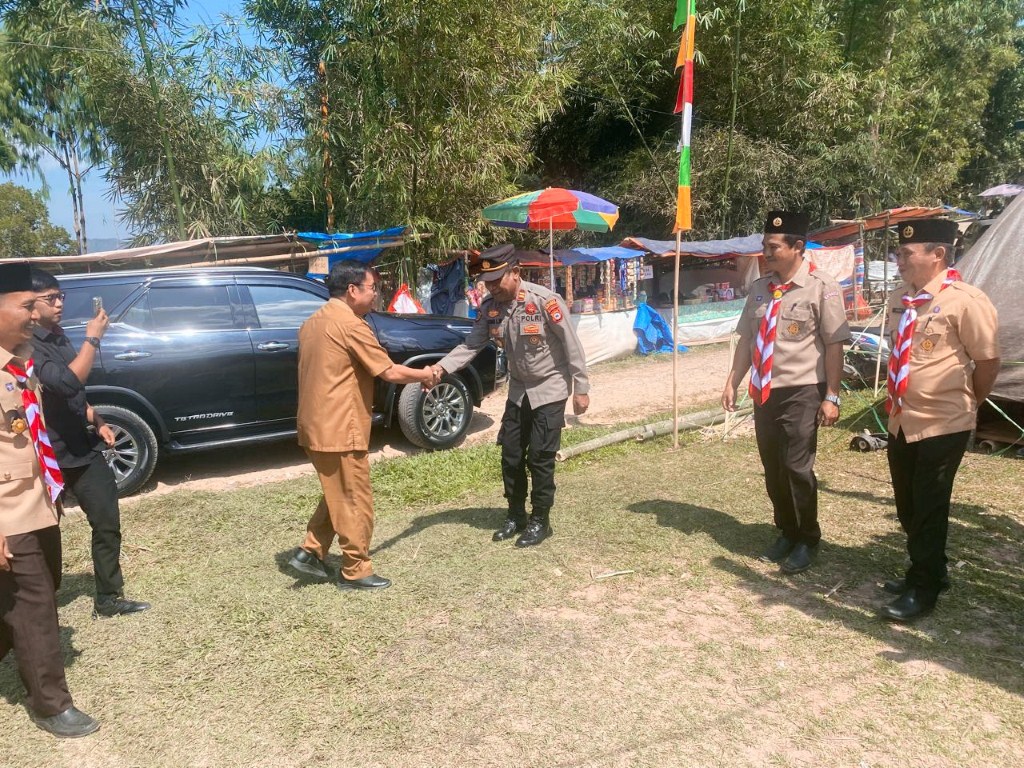 PENGAMANAN -- Personel polisi dari Polres Tator hadir di lokasi Kemah Bakti untuk memberikan pengamanan selama kegiatan berlangung.
