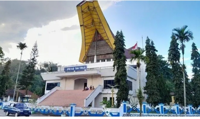TARGET -- Gedung DPRD Tator tampak lengang menjelang pelantikan anggota DPRD Tator terpilih periode 2024-2029. Anggota DPRD lama mematok target merampungkan pembahasan Ranperda RTRW sebelum pelantikan anggota DPRD yang baru. 
