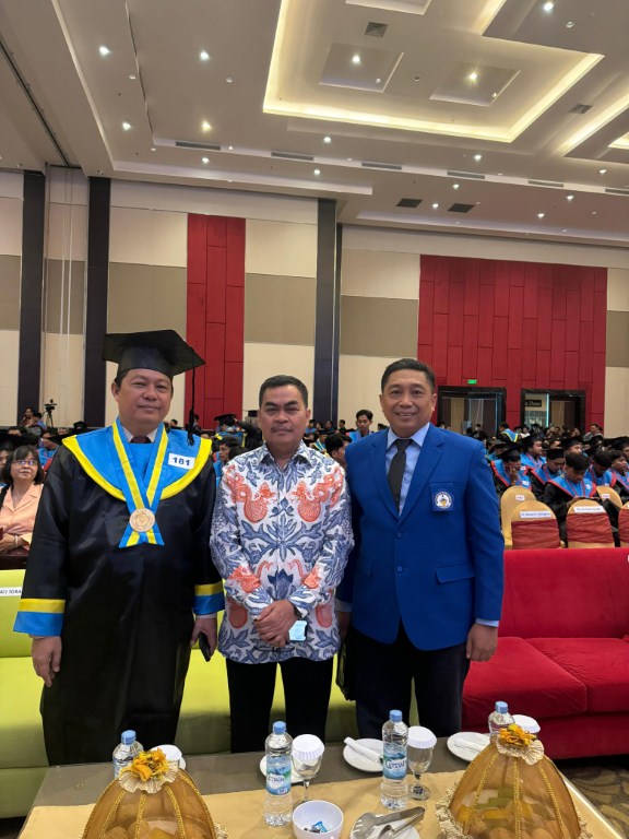 HADIR --  Wakil Bupati Tana Toraja dr Zadrak Tombeg foto bersama Wakil Ketua DPRD dan Ketua Bapemperda diwisuda UKIP Makassar di Dalton Hotel Makassar, Senin (2/9).  