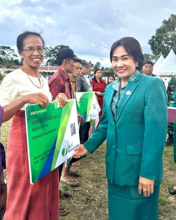 TERIMA JAMSOSTEK -- Seribu pekerja rentan Tator menerima Jamsostek dari BPJS Ketenagakerjaan Cabang Makale di Ulusalu, Kecamatan Saluputti, Senin (16/9) lalu.
