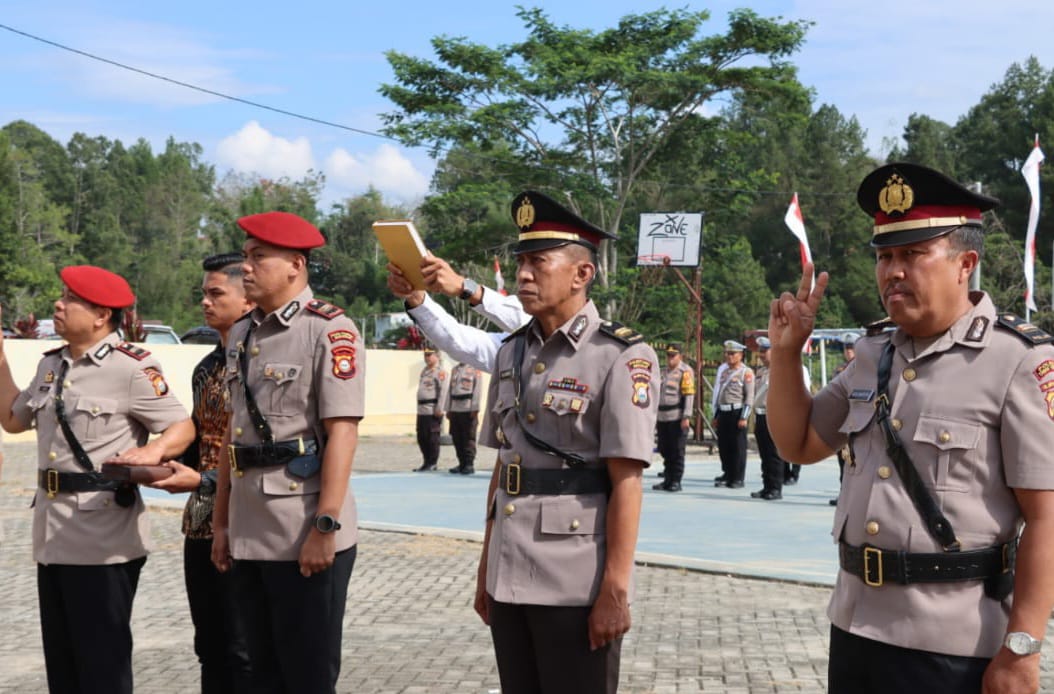 LANTIK -- Kapolres Toraja Utara AKBP Zulanda memimpin pelantikan para pejabat baru dan upacara kenaikan pangkat Pengabdian Polri di Halaman Mapolres Toraja Utara, Panga’, Tondon, Senin (2/9)
