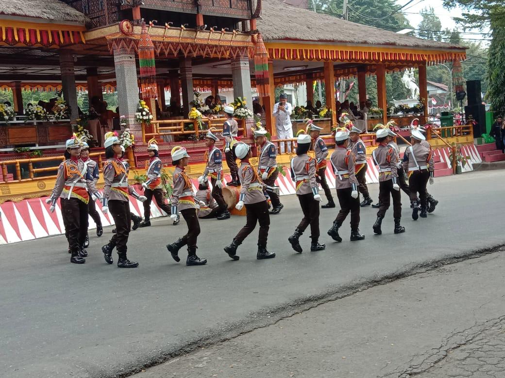 AKSI MEMUKAU -- Pocil binaan Sat Lantas Polres Tator tampil memukau pada perayaan Hari Jadi Toraja dan HUT Tana Toraja di Plaza Kolam, Makale, Senin 16/9).
