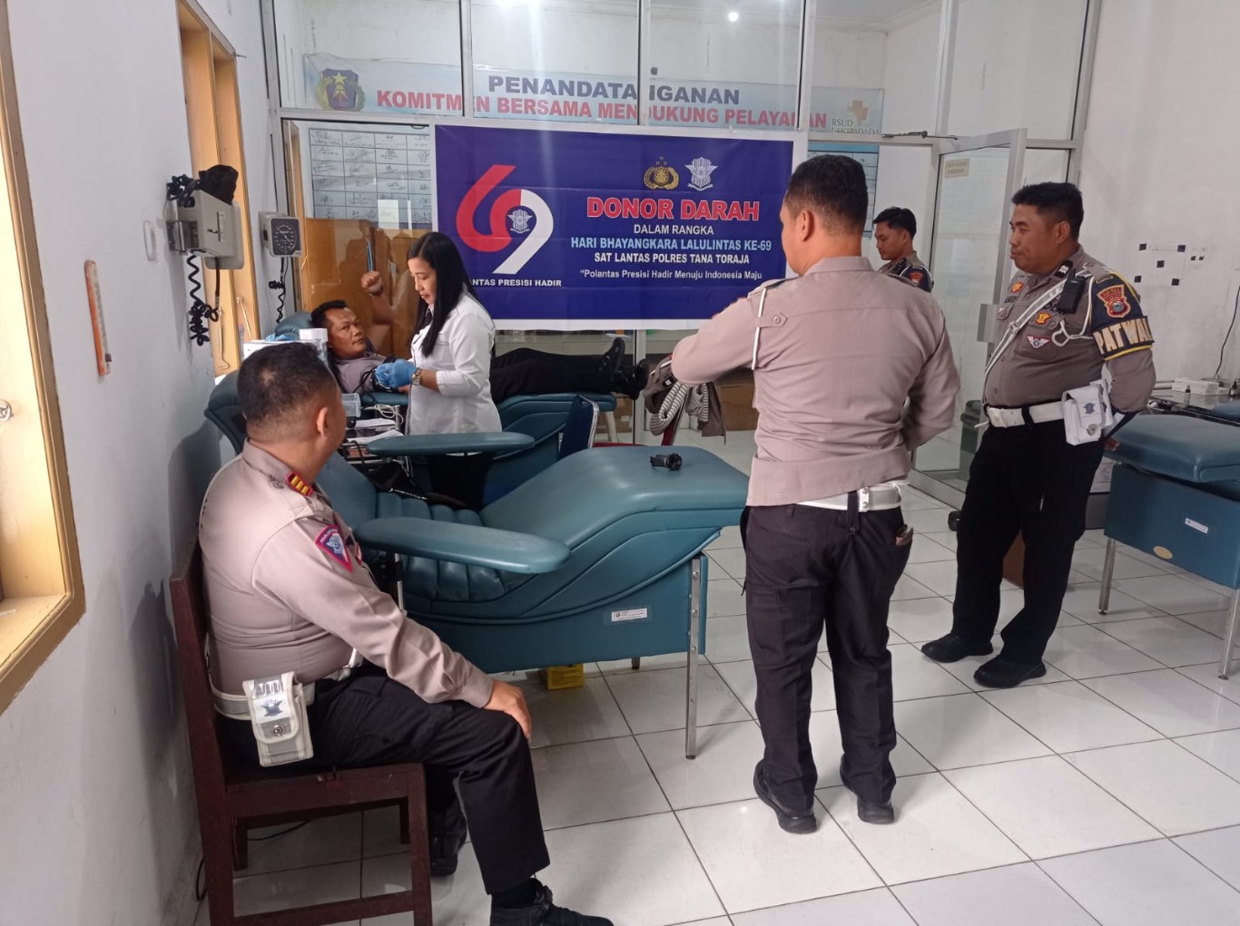 DONOR DARAH -- Satuan Lalu Lintas (SatLantas) Polres Tana Toraja menggelar bakti sosial donor darah di RS Lakipadada menyambut Hari Ulang Tahun (HUT) Lalu Lintas ke-69, Kamis (12/9). 
