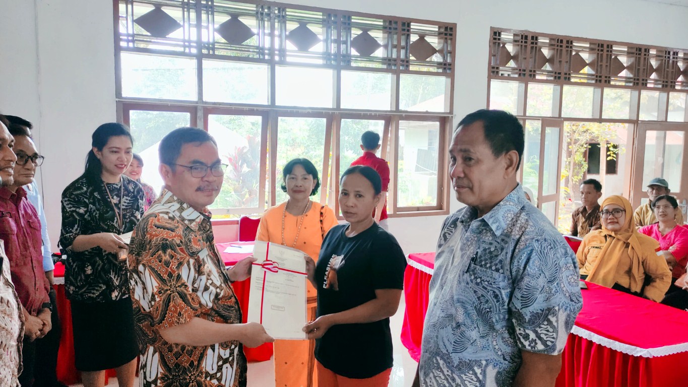 SERAHKAN -- Wabub Tator Zadrak Tombeg saat menyerahkan sertifikat elektronik kepada warga Sangalla Utara, Kamis (12/9). 
