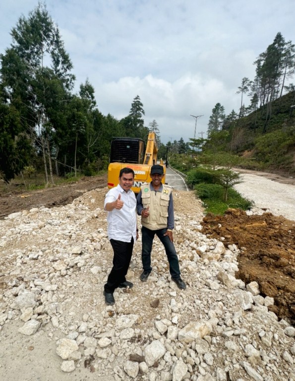 SIDAK -- Wabub Tator dr Zadrak Tombek saat melakukan Sidak atas pengerjaan jalan poros bandara Toraja yang ambles beberapa waktu lalu.
