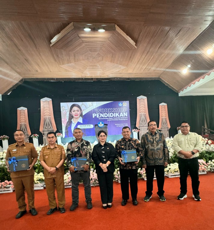 WORKSHOP -- Anggota Komisi I DPR RI Eva Stevany Rataba memprakarsai workshop Rapor Pendidikan Indonesia Untuk Perbaikan Pembelajaran kerjasama Kementerian Pendidikan, Kebudayaan, Riset dan Teknologi RI, di Misiliana Hotel Rantepao, Selasa (10/9).  
