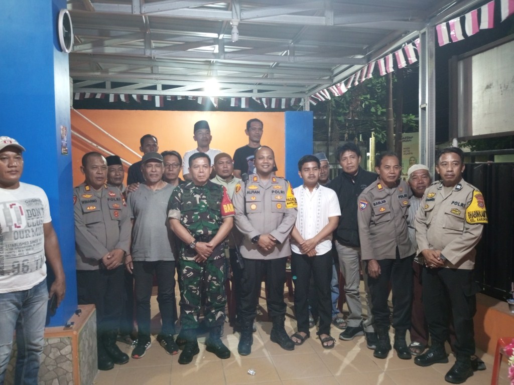 TEMU SAPA -- Kapolsek Panakkukang, AKP Akhmad Alfian beserta jajarannya, ketika melakukan Temu Sapa bersama FKPM, Babinsa, dan tokoh masyarakat di Kelurahan Karuwisi Utara.
