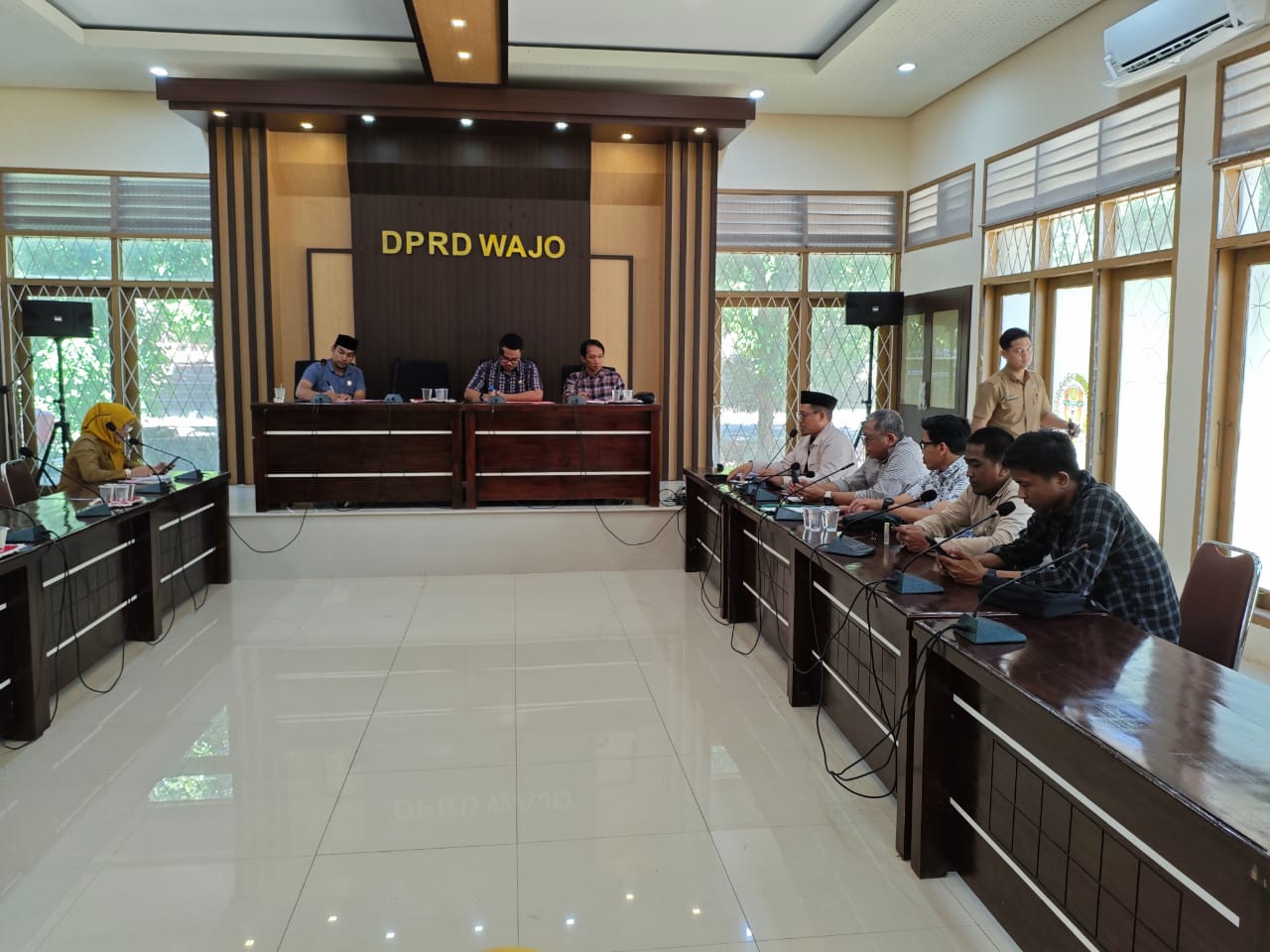 ADUKAN SUKET -- PHI mendatangi DPRD Kabupaten Wajo mengadukan terkait SE Pj Bupati Wajo Nomor 400.12/455/Disdukcapil Tahun 2024 yang melarang penerbitan Suket domisili oleh camat, lurah, dan kepala desa, Senin (9/9). 