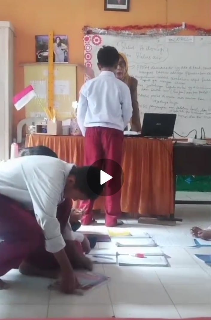 MEMBANTAH -- Seorang guru SDN 260 Lapongkoda, Kecamatan Tempe, Kabupaten Wajo diadukan orang tua murid usai diduga melakukan penganiyaan terhadap murid. Meski ada bukti rekaman tapi sang guru membantah melakukan penganiyaan kepada anak didiknya 
