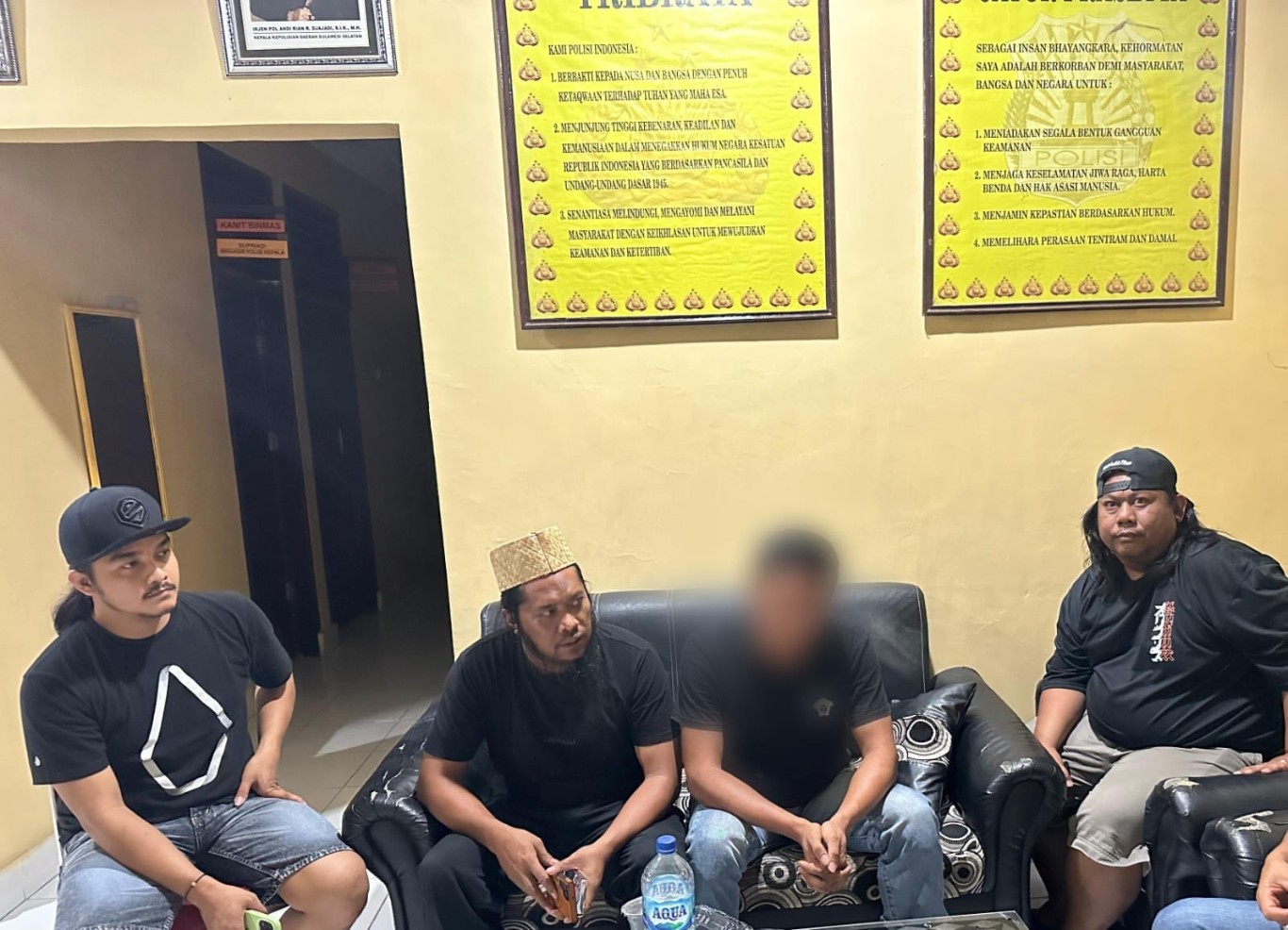 DIAMANKAN -- Seorang pria Muh Erwin Bin Daeng Marellang, (36) warga Desa Paujepe Kecamatan Keera Kabupaten Wajo diamankan Resmob Polres Wajo usai melakukan pengancaman dengan menggunakan senjata tajaman hingga viral di media sosial, Minggu (30/9). 
