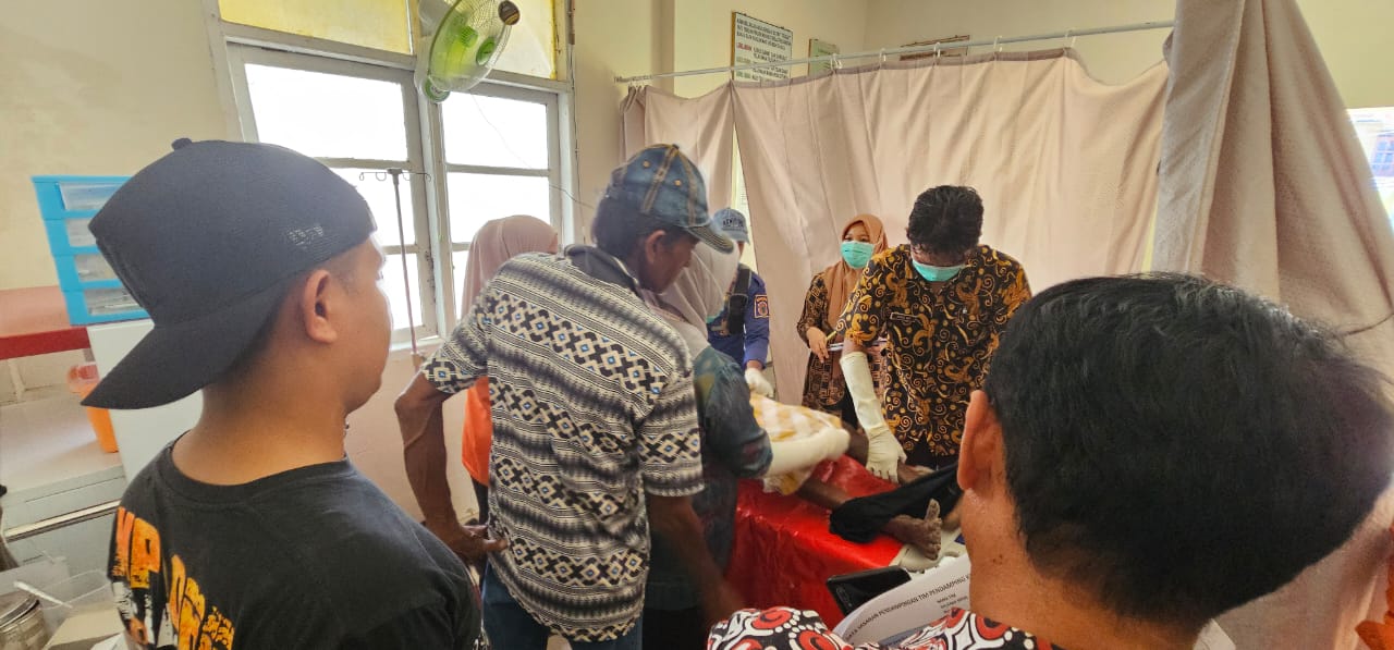 TAK ADA KEKERASAN -- Tim medis Puskesmas Solo saat melakukan pemeriksaan ditubuh korban dan tidak ditemukan tanda-tanda kekerasan. 

