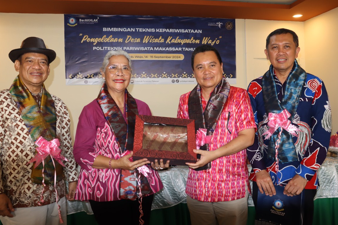 KUNKER -- Sekretaris Kementerian Pariwisata dan Ekonomi Kreatif/ Sekretaris Utama Badan Pariwisata dan Ekonomi Kreatif RI Ni Wayan Giri Adyani menerima cinderamata disela-sela melakukan kunjungan kerja di Kabupaten Wajo, Sabtu (14/9).
