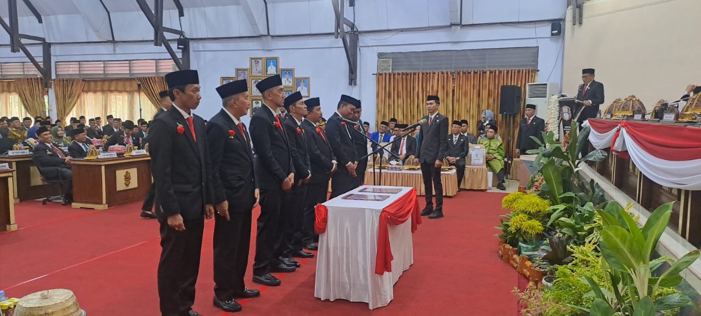 LANTIK -- Sebanyak 40 anggota DPRD Wajo resmi dilantik dan memulai tugasnya sebagai wakil rakyat untuk lima tahun kedepan. Proses pelantikan dilaksanakan di Gedung DPRD Wajo, Senin (2/9). 

