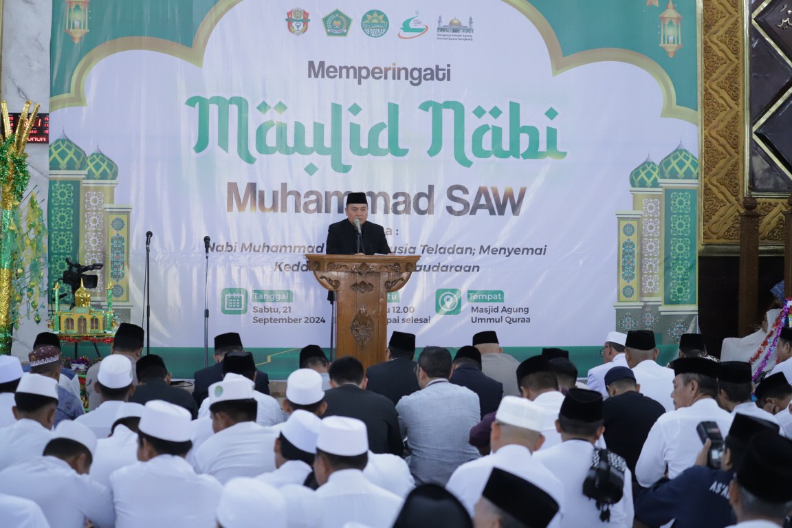 MAULID -- Pemkab Wajo menggelar peringatan Maulid Nabi Muhammad SAW tahun 1446 H/2024 M, Sabtu (21/9). Kegiatan dihadiri Dirjen Bimbingan Masyarakat Islam Kementerian Agama RI KH Kamaruddin Amin di Masjid Agung Ummul Quraa Sengkang.
