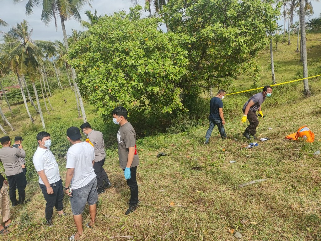 HEBOH -- Kelurahan Atakkae, Lingkungan Amessangeng, Kecamatan Tempe, Kabupaten Wajo mendadak heboh dengan adanya sesosok mayat tanpa identitas ditemukan disemak belukar, Rabu (25/9) pagi