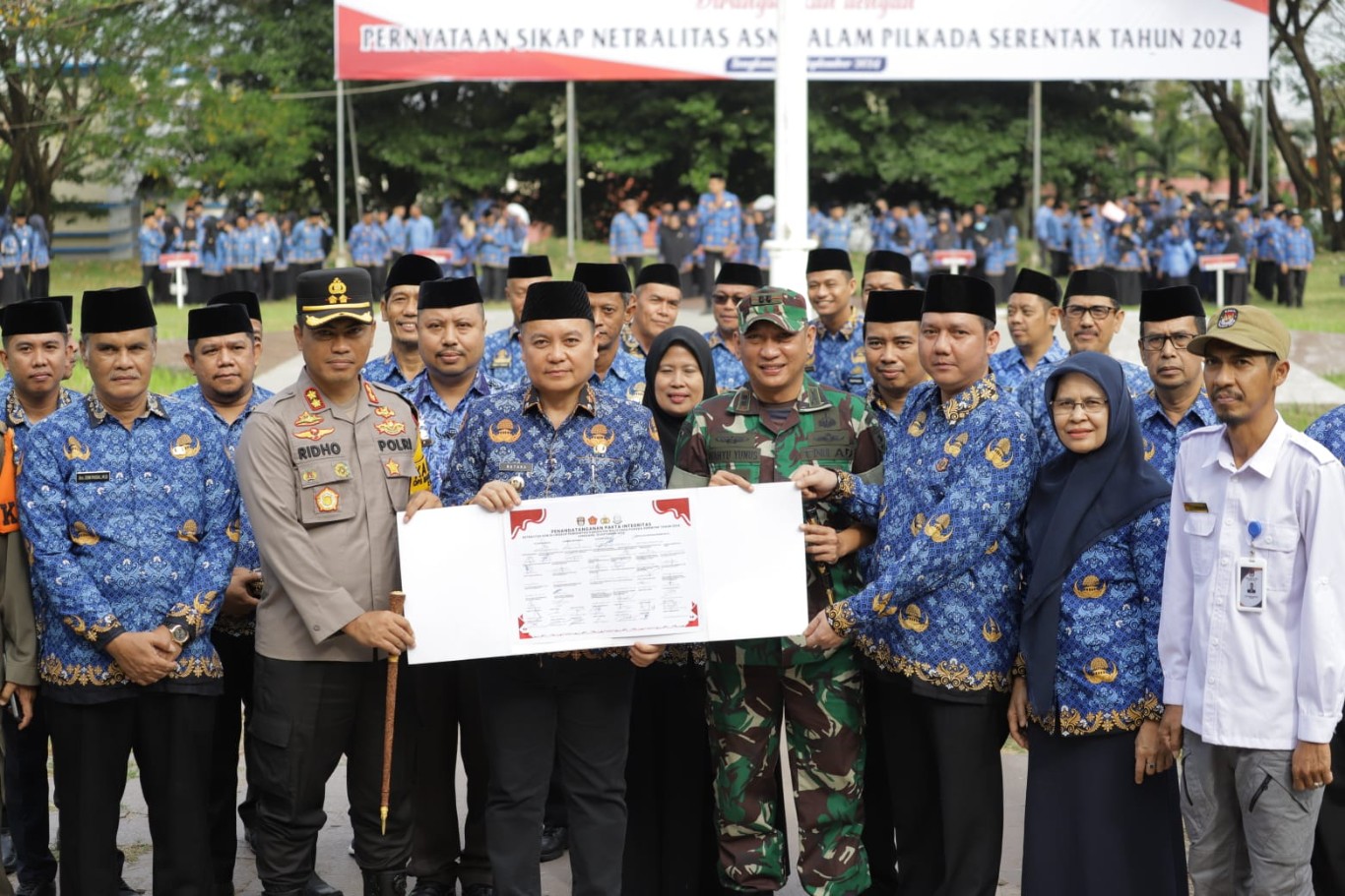 UPACARA -- Pj Bupati Wajo, Andi Bataralifu foto bersama usai plaksanakan upacara peringatan HKN di Lapangan Upacara Kantor Bupati Wajo, Kamis (19/9). 
