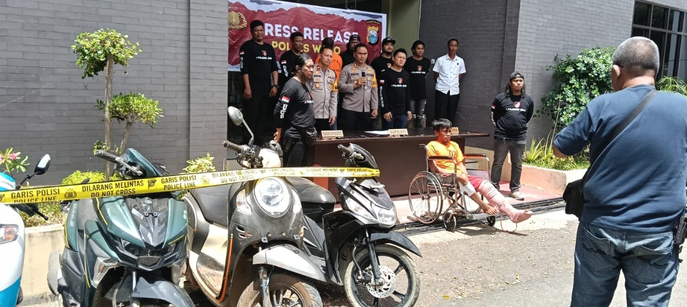 DITEMBAK -- Dua pelaku Cruanmor akhirnya menyerah dan pasrah digiring ke Mapolres Wajo usai dihadiahi dengan timah panas di kaki kirinya karena tak mengindahkan tembakan peringatan petugas. 
