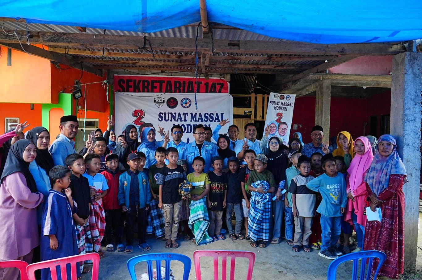 IST
HADIRI SUNNATAN--Calon wakil bupati Gowa, Darmawangsyah Muin, menghadiri acara sunatan massal modern yang diselenggarakan Relawan Kesehatan Hati Damai di Lingkungan Bontopano, Kelurahan Tamaonang, Kecamatan Tombolo Pao, Senin (7/10)