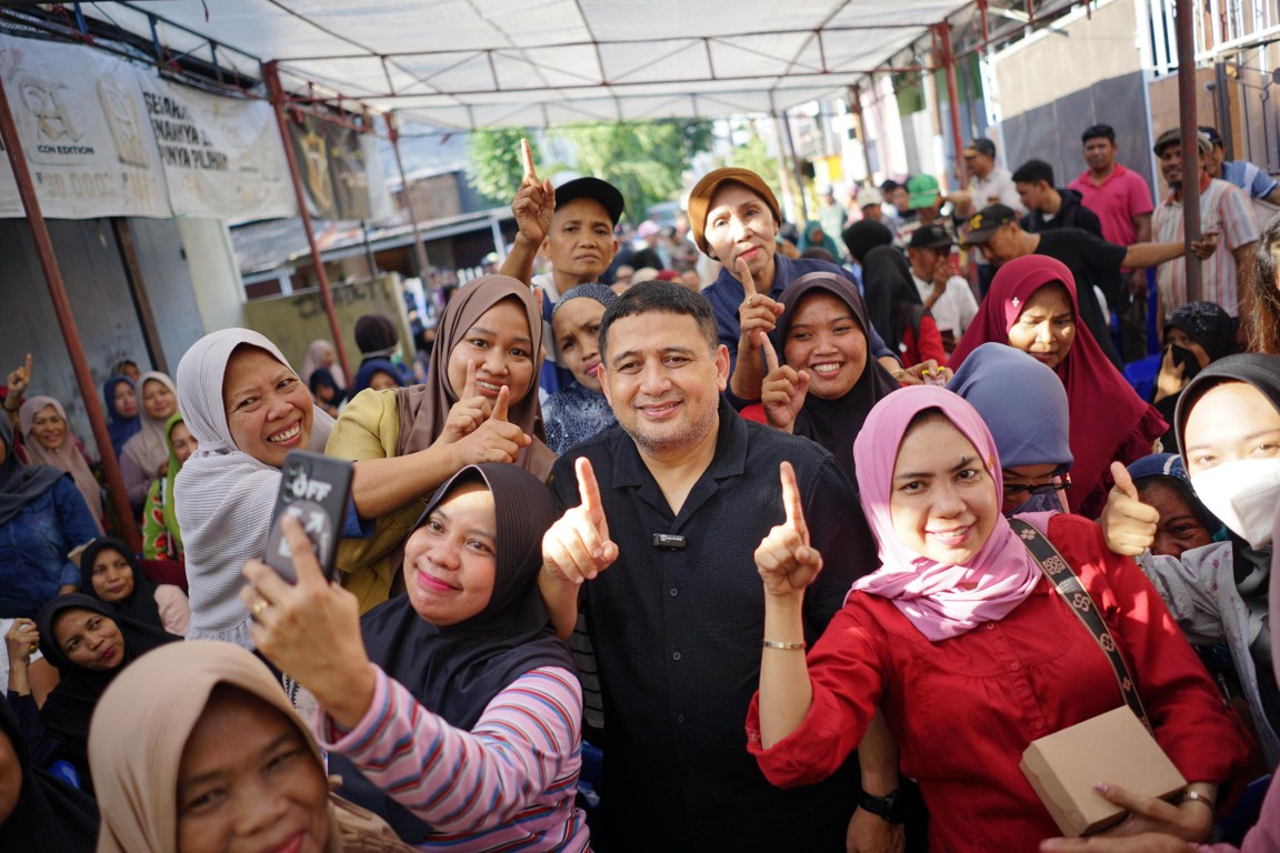 IST
Calon wali kota Makassar Munafri Arifuddin menggelar kampanye dialogis di Jalan Tator raya RT 3 RW 2 kelurahan Laikang, Kecamatan Biringkanayya Makassar, Rabu (9/10)
