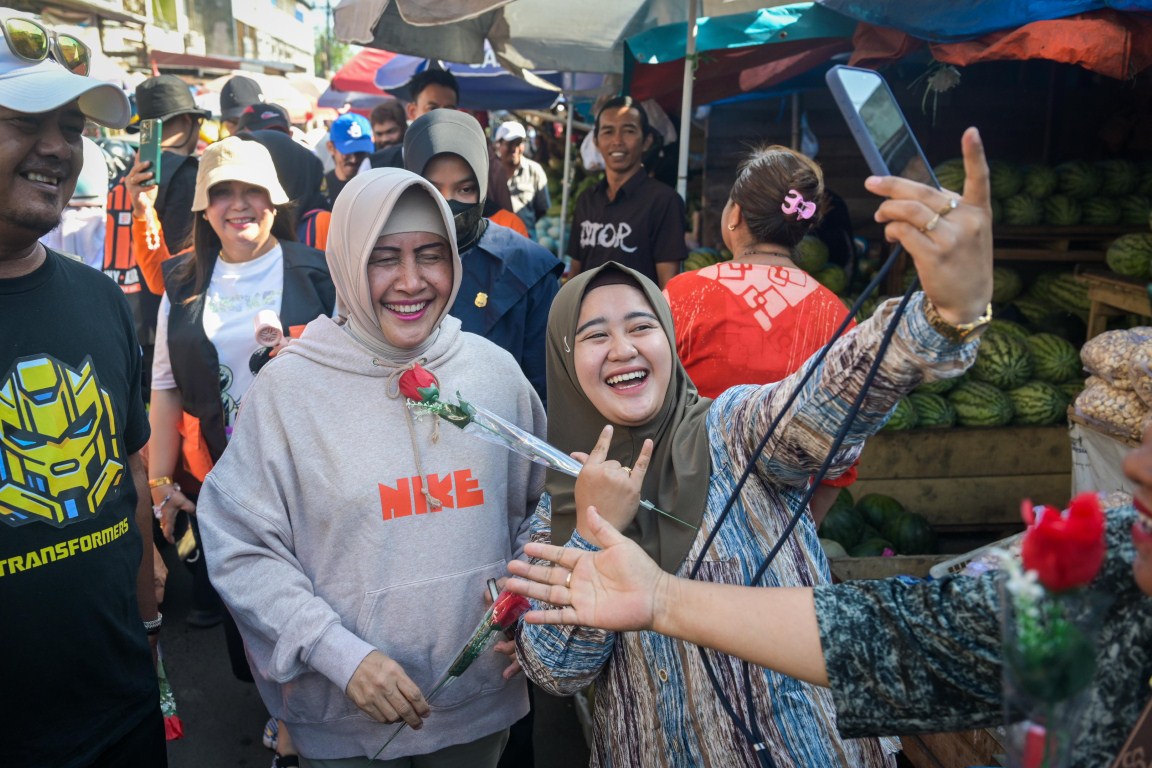 IST
BELANJA DAN BLUSUKAN--Calon wali kota Makassar nomor urut tiga Indira Yusuf Ismail datang berbelanja sekaligus blusukan di pasar Terong, Rabu (9/10) pagi
