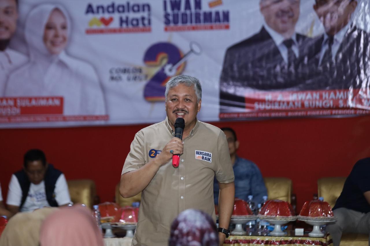 IST
KAMPANYE TERBATAS--Calon bupati Pinrang Andi Irwan Hamid melakukan kampanye terbatas, di Desa Tanra Tuo, Kecamatan Cempa, Kabupaten Pinrang, Selasa (8/10), sementara calon wakil bupati Pinrang Sudirman Bungi menyalami warga 