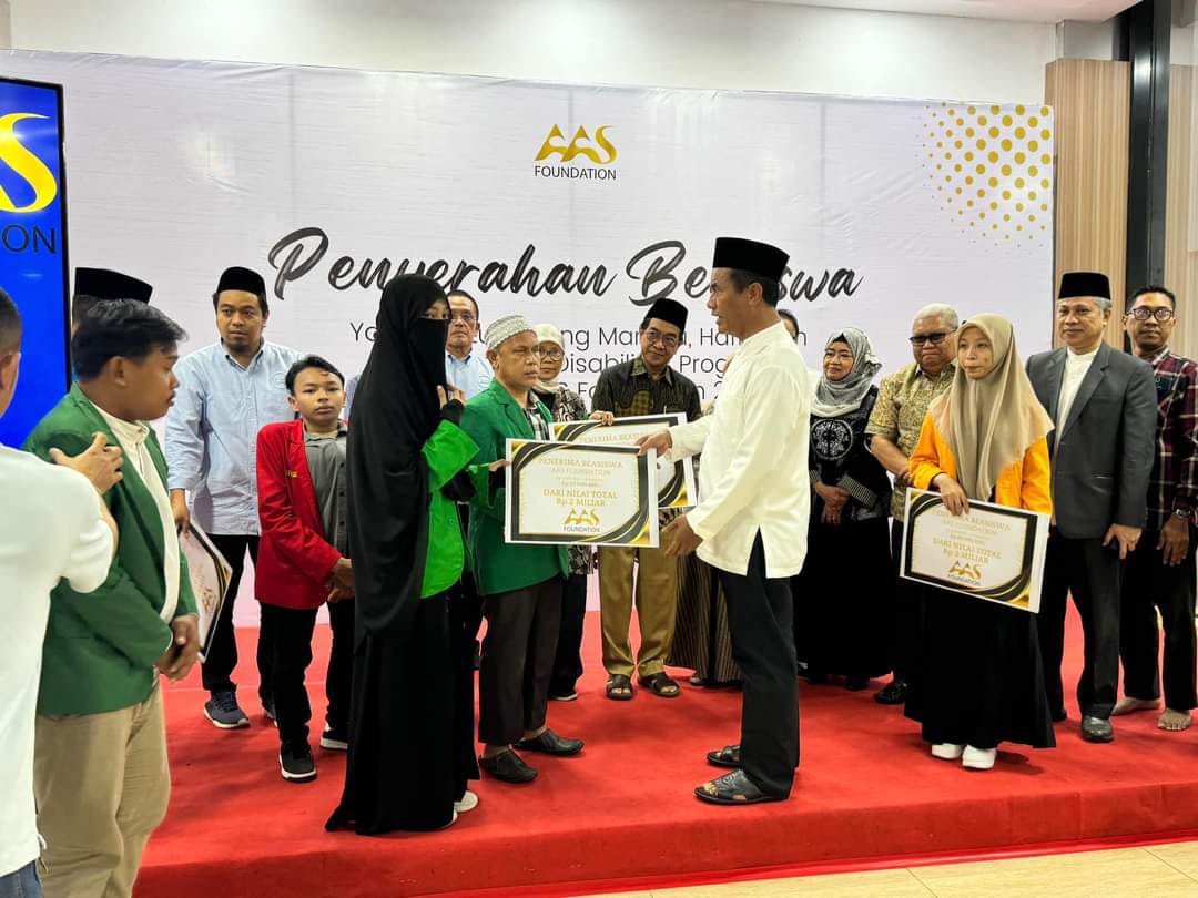 Mentan Andi Amran Sulaiman selaku Founder AAS Foundation menyerahkan beasiswa kepada 133 mahasiswa dari kalangan yatim piatu, tidak mampu, disabilitas dan kalangan tidak mampu di AAS Building, Jumat (11/10/2024).