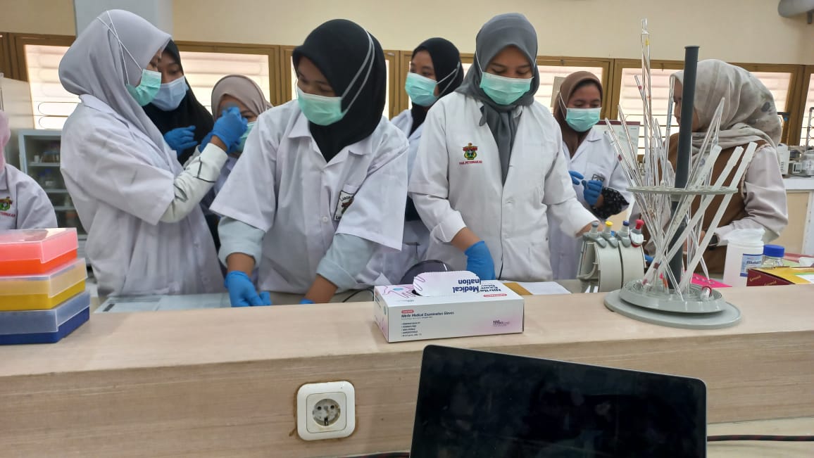 Peserta saat mengikuti pelatihan singkat tentang analisis DNA di Laboratorium Bioteknologi Terpadu Fakultas Peternakan Unhas, Senin (14/10/2024).
